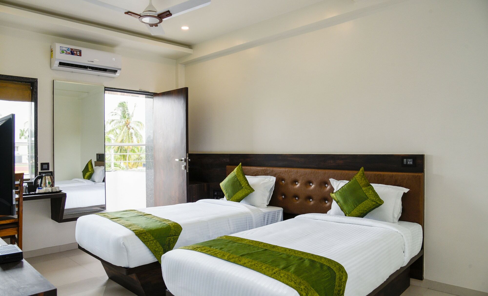 Hotel Treebo Malhaar Regency Chinchvad Exterior foto